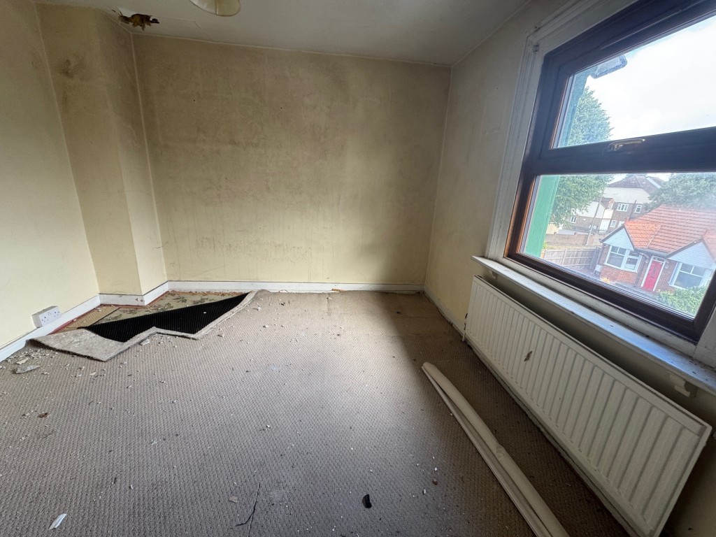 Lot: 48 - PUBLIC HOUSE AND UPPER PARTS WITH POTENTIAL - Second floor bedroom
